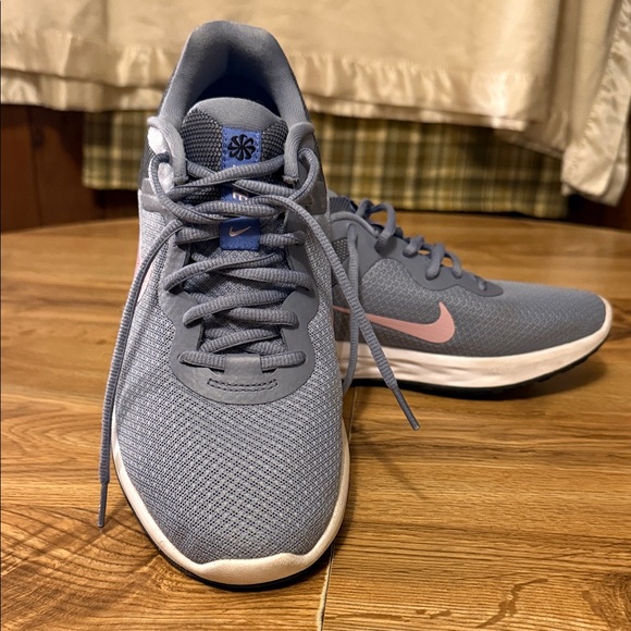 Nike Shoes - Nike Women’s sz 11 gray athletic shoes